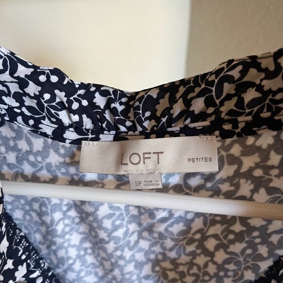 LOFT Navy and White Floral Mixed Media Tank Small Petite - Picture 3 of 3